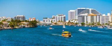 Fort Lauderdale, Florida, ABD - 25 Mart 2023 Yaz tatilinde Fort Lauderdale turist kıyı şeridi manzarası.