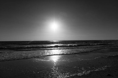 Okyanus sahilinde gün doğumu. Yaz tatilinde gün batımı deniz manzarası. Deniz ve kumsalla gün doğumu. Gün batımında deniz manzarası. Deniz manzaralı romantik yaz tatili manzarası. Sükunet ve huzur duygusu.