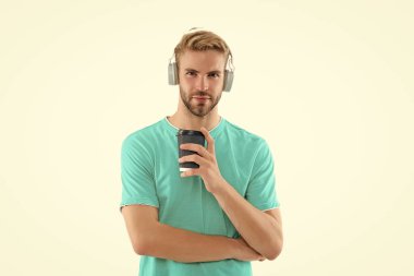 Kulaklıkla milenyum insanının görüntüsü. Bin yıllık kulaklıklı bir adam beyaza izole edilmiş. Bin yıllık kulaklıklı bir adam. Stüdyoda milenyum kulaklıklı bir adam..