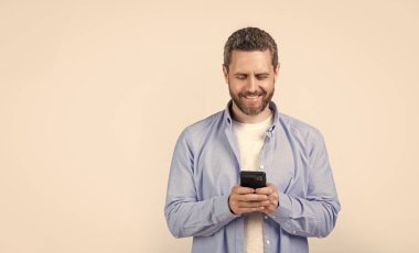 İnsan telefonunda fotokopi alanı olan bir mesaj. Mesaj atan adamın fotoğrafı var. Stüdyonun arka planına izole edilmiş bir şekilde mesaj yaz. Stüdyoda mesajı olan bir adam var..