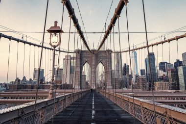 Brooklyn 'deki tarihi köprünün mimarisi. New York Köprüsü, Manhattan ve Brooklyn 'i birbirine bağlıyor. Tarihi dönüm noktası. New York 'un Brooklyn Köprüsü. Amerikan mimarisi tarihi.