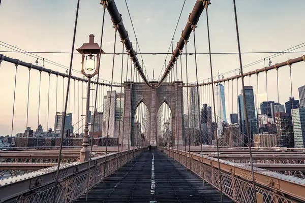 Brooklyn 'deki tarihi köprünün mimarisi. New York Köprüsü, Manhattan ve Brooklyn 'i birbirine bağlıyor. Tarihi dönüm noktası. New York 'un Brooklyn Köprüsü. Amerikan mimarisi tarihi.