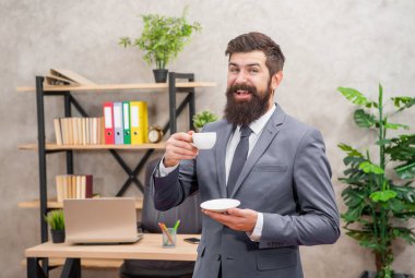 Ceketli mutlu girişimci ofiste kahve molası veriyor, kahve molası veriyor..