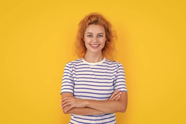 Sarı arka planda izole edilmiş kızıl saçlı kadın portresi. Stüdyodaki genç kızıl saçlı kadının portresi. Yetişkin kızıl kadın portresi.