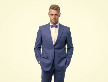 Grizzle resmi adam mavi smokinli papyon beyaz arka planda izole.