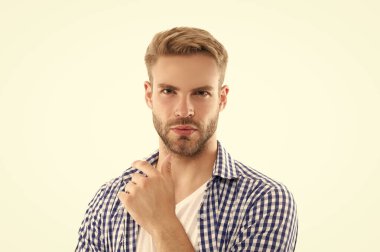 Tıraşsız, kareli gömlekli adamın yüzü. Tıraşsız erkek derisi. Traşsız adamın stüdyo çekimi. Genç traşsız adam beyaz arka planda izole edilmiş..