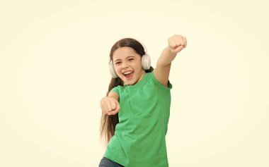 Bilgi toplama günü. En iyi kulaklıklar küçük kız müzik dinler. Gelişmekte Olan Kulakları Koru. Mutlu çocukluk. Çocuk kulaklıkla para kazanıyor. Modern teknoloji çocuklarımızın oyun tarzını etkiledi..