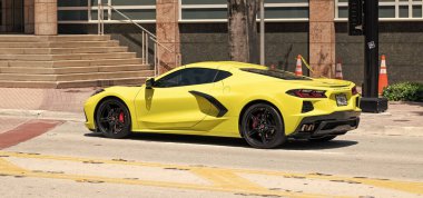 Miami Beach, Florida ABD - 15 Nisan 2021: Sarı Chevrolet Corvette Spor Araba, yan görüş.