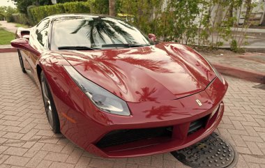 Miami Beach, Florida ABD - 18 Nisan 2021: kırmızı Ferrari 488 GTB araba, köşedeki yüksek açı.
