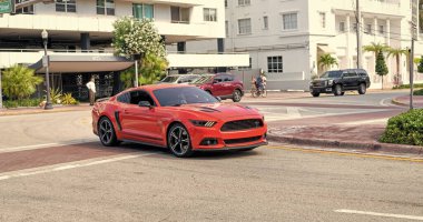 Miami Beach, Florida ABD - 14 Nisan 2021: kırmızı Ford Mustang 5.0 GT araba, köşe manzaralı.