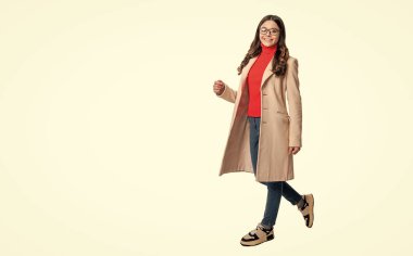 Sonbahar tarzı için tam takım elbise. Sonbahar ceketli kız. Genç kız gözlük takıyor. Sonbahar moda kızı. Moda ve şık genç kız gülümsüyor. Gençler için sonbahar modası. Alan reklamını kopyala.