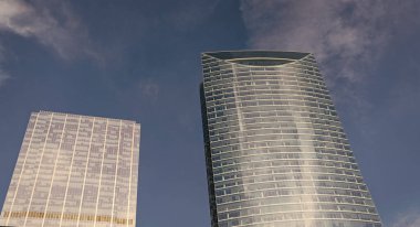 İş yerindeki ofis binası. Gökdelen mimarisi. Camsı yüzlü bir gökdelen. Modern cam bina. Metropolis City 'de bir gökdelen. Şehir merkezinde gökdelenli bir şehir. düşük açı.