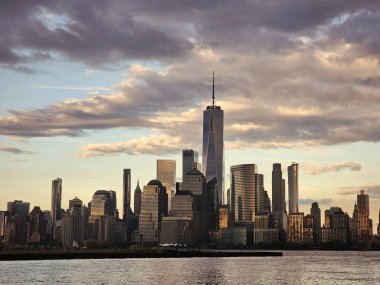 Manhattan ve Hudson nehrinin New York şehir merkezinin metropol manzaralı şehir mimarisi..