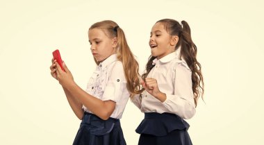 Okula dönüyorum. Kızlar, çocuklar selfie çekiyor. Okul arkadaşları bloglarında ve telefonla selfie çekiyorlar. Okul çocukları sınıfta selfie çekiyor. Arkadaşlık bir neşe kaynağıdır..
