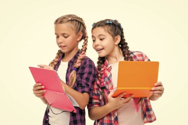 Çocuk eğitimi. Okul çocukları ve günlükleri. Arkadaşlıklarının günlüğü. Okula dönüyorum. Lise eğitimi. Çocuklar günlük hakkında düşüncelerini paylaşırlar. Okul çocukları arasında yaratıcılık.