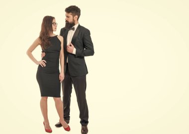 Güzel randevu. Zarif seksi kadın. Erkek smokin modası. Vahşi adam kadınına sarılıyor. Birbirine aşık çiftler. İş toplantısı ve ortaklık. Aşk ve romantizm. Nişan etkinliği için hazırlanan resmi çift.