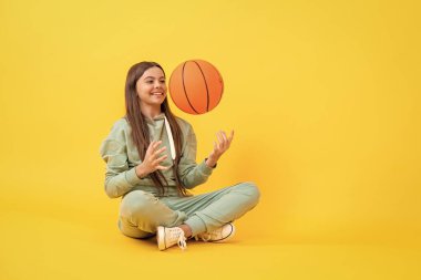 Basketbolda başarılı genç bir kız. Basketbol oynayan yetenekli genç kız. Basketbol oynayan rekabetçi genç kız. Basketbol antrenmanı yapan genç bir kız. Çocukluk sporları gelişimi.