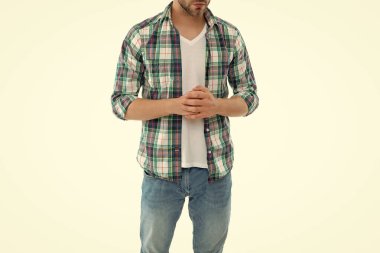 Arka planda milenyum adamının kırpılmış görüntüsü. Stüdyoda milenyum adamı. Kareli gömlek giyen bin yıllık bir adamın fotoğrafı. Milenyum adamı beyazlar içinde izole edilmiş..