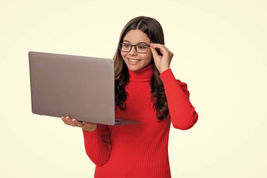 İnternetten öğrenim gören bir kız. Laptop teknolojisiyle uzaktan eğitim. Genç bir kız için sıkıcı bir eğitim. Online okul programı. Okula dönüyorum. Genç kızın internette kursu var. Küçük serbest yazar..
