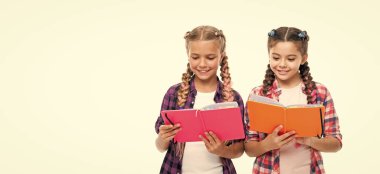 Okul kızları ve günlük defterleri. Arkadaşlıklarının günlüğü. Okula dönüyorum. Lise eğitimi. Kızlar günlük hakkında düşüncelerini paylaşıyorlar. Çocuk bilgisi. Üniversite öğrencileri. reklam.