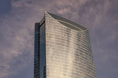 Modern cam bina. Metropolis City 'de bir gökdelen. Şehir merkezinde gökdelenli bir şehir. Bölgedeki ofis binası. Gökdelen mimarisi. Camsı yüzlü bir gökdelen. iş merkezi.