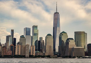 New York 'un gökdelen binası. Kentsel mimari. Manhattan ve Hudson River şehir merkezinde. Metropolitan şehri. Büyük şehir manzarası. New York şehir merkezi. Manhattan gökdelenleri. New York Şehri.