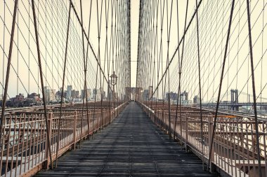 Brooklyn Köprüsünden Manhattan 'a. Brooklyn Köprüsü 'nün şehir mimarisi simgesi. Metropolis şehrinin mimarisi. Brooklyn Köprüsü. New York mimarisi. şehir mimarisi ufuk çizgisini tanımlar.