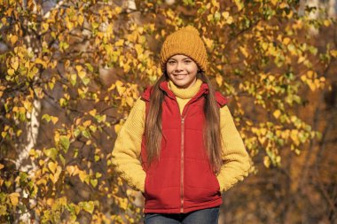 Sonbahar sezonunda okul zamanından memnun bir genç..