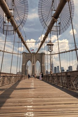 New York City, ABD - 12 Mayıs 2023: Manhattan 'a giden Brooklyn Köprüsü.
