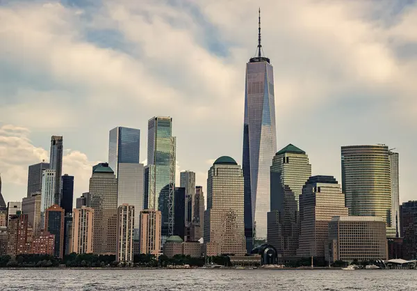 New York 'un gökdelen binası. Kentsel mimari. Manhattan ve Hudson River şehir merkezinde. Metropolitan şehri. Büyük şehir manzarası. New York şehir merkezi. Manhattan gökdelenleri. New York Şehri.