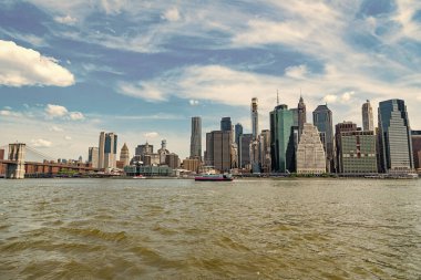 New York şehri. New York şehir mimarisi. Şehir merkezindeki modern gökdelen binası. Manhattan 'ın gökdeleni. Manhattan 'ın gökdelen silueti. Şehir manzarası silüeti. New York gökyüzü manzarası.