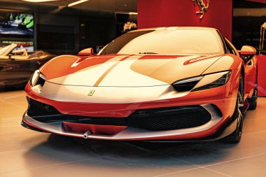 New York City, ABD - 09 Ağustos 2023: Ferrari 296 GTS 2022 sergi salonunda akort edilmiş spor araba, alçak görüş.