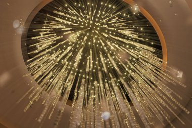 Büyük bir sanat avizesi. Genel iç tasarım. Aydınlatma ya da aydınlatma dekorasyonu. Modern lüks avize. Modern tarz aydınlatma armatürü. Tavandan sarkan lamba. kristal tavan lambası.