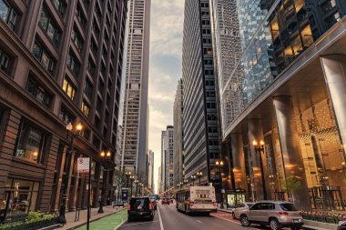 Chicago, ABD - 28 Nisan 2023 Illinois caddesi cam cepheli gökdelen binalar tarafından korunuyor.