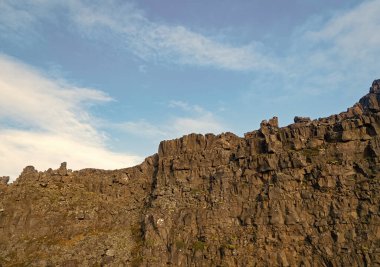 Doğadaki jeolojik oluşumlar. Jeoloji manzaraları şekillendirir. Volkanik dağ taşı. Dağ manzarası. Jeoloji konsepti. Jeolojik volkanik kaya sırtı. Dağ doğası.
