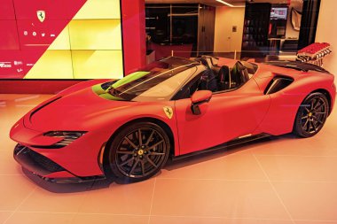 New York City, ABD - 09 Ağustos 2023: Ferrari SF90 Stradale Supercar spor arabası sergi salonunda, köşe manzaralı.