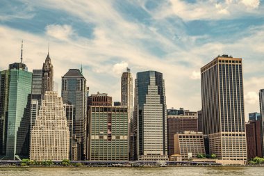 Şehir merkezindeki modern gökdelen manzarası. New York 'taki mimari şehir manzarası. Manhattan 'ın gökdelen silueti. New York şehir mimarisi. Manhattan 'ın gökdeleni. Doğu Nehri geçidi.