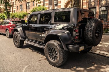 New York, ABD - 05 Ağustos 2023 Ford Bronco Black Diamond SUV siyah araba, arka taraf manzaralı, yolun sağ tarafına park edilmiş..