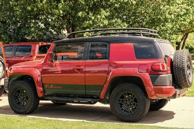 Dallas, ABD - 24 Nisan 2023: Toyota FJ Cruiser SUV yan görüntüsü garaj yolunda park edilmiş.