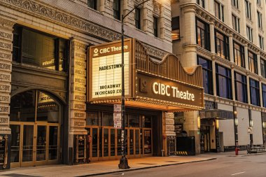 Chicago, ABD - 28 Nisan 2023: CIBC tiyatro ışığı girişi şehir merkezinde.