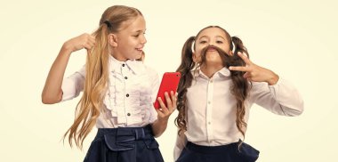 Okula dönüyorum. Kızlar, çocuklar selfie çekiyor. Okul arkadaşları bloglarında ve telefonla selfie çekiyorlar. Okul çocukları sınıfta selfie çekiyor. Okul molası.