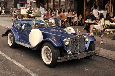 New York City, ABD - 30 Haziran 2023: Excalibur Serisi III phaeton klasik araba ön tarafı görünümü.