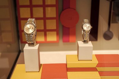 New York City, ABD - 05 Ağustos 2023 Rolex Date lüks İsviçre saati aksesuarları sergileniyor.