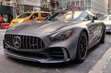 New York City, ABD - 09 Ağustos 2023: Mercedes Benz AMG GT 2018 lüks spor araba, alçak köşe manzaralı.