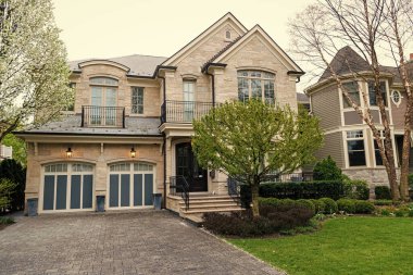 Garajlı mimari. Banliyö evi. Amerika 'da bir ev ya da kiralık ev. Konut sigortası. Mimarlık konutu. Banliyö mahallesi. Amerikan mahallesindeki malikâne..