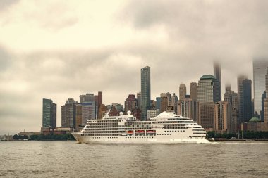New York 'tan Manhattan' a giden bir sonraki yolcu gemisi. New York Manhattan 'ın silueti Hudson Nehri yolcu gemisiyle geziyor. Yolcu gemisinde tatil