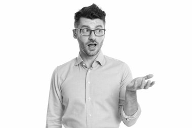 Kafası karışık yönetici beyaz üzerine izole. Stüdyoda kafası karışık. Arka planda kafası karışmış bir yönetici. Kafası karışmış müdürün fotoğrafı gözlük takıyor.