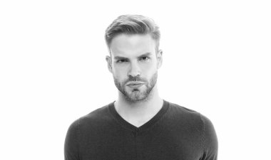 Beyaz sakallı adamın yüzü. Stüdyoda sakallı bir adam. Arka planda sakalı olan adam. Sakallı saçlı bir adamın fotoğrafı..