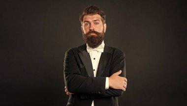 Siyah arka planda smokinli, sakallı damat..