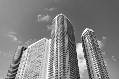 Mavi gökyüzünde yüksek gökdelen mimari binası. Açık havada gökdelen mimari binası. Miami 'deki gökdelen mimari binası. Gökdelen mimari binasının fotoğrafı.